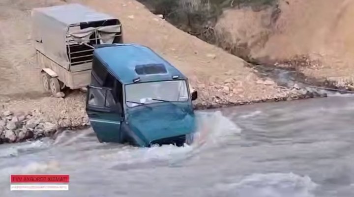 В Ташкентской области спасатели оказали помощь мужчине, машина которого застряла в речке