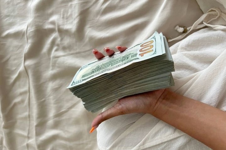 В Узбекистане второй день подряд падает курс доллара