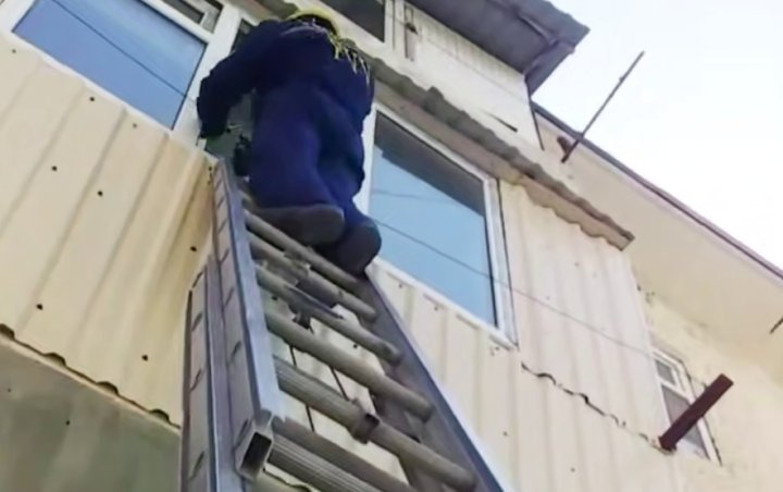 В Фергане 7-месячный ребёнок остался запертым в квартире