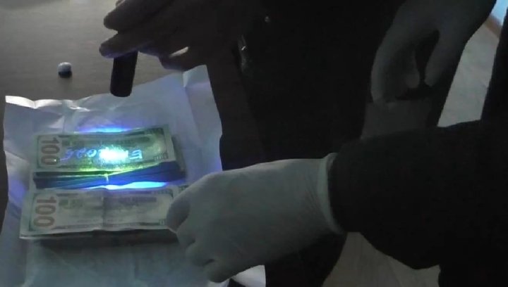 В Бухаре пенсионеру грозит до 10 лет лишения свободы, он задержан при получении 20 тыс. долларов