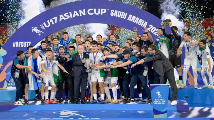 Президент наградил сборную Узбекистана U-17 по футболу