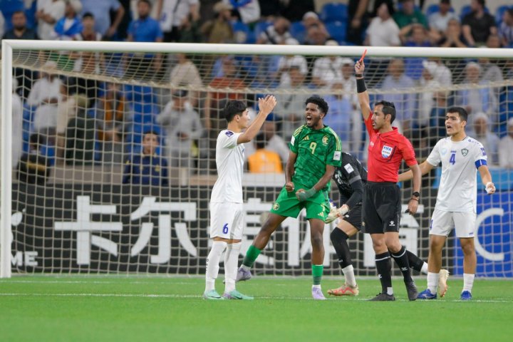 Бог все видит: Узбекский тренер сделал необычный жест после удаления сразу двух игроков в финале