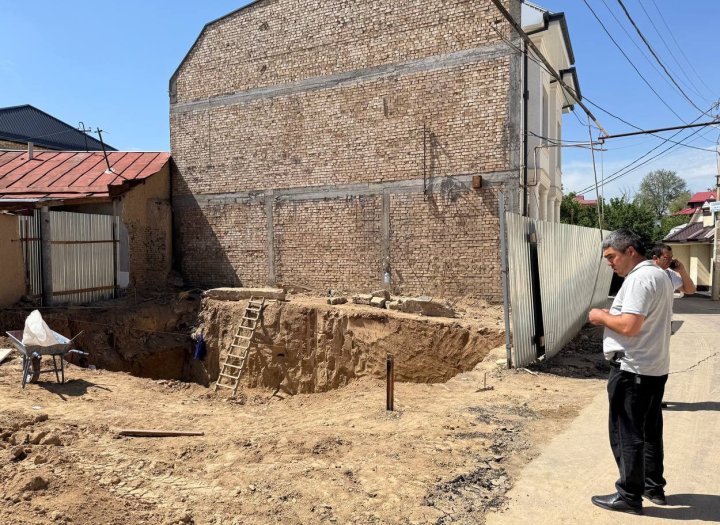 Житель Мирзо-Улугбекского района захватил тротуар