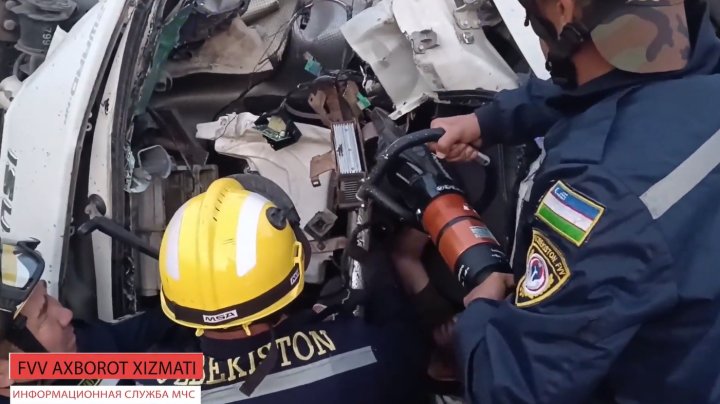 В Ташкентской области водителя грузовика зажало в кабине после ДТП - видео