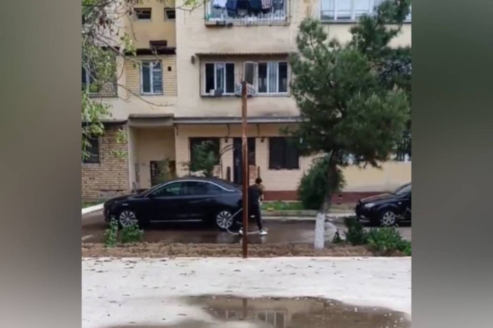 Житель Ташкента понёс финансовое наказание за мойку автомобиля питьевой водой