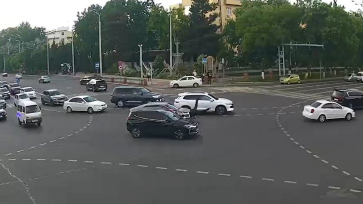 В Ташкенте водитель Tracker сбил регулировщика — видео