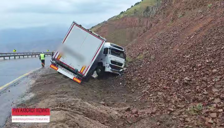 На перевале «Камчик» грузовик вылетел в кювет