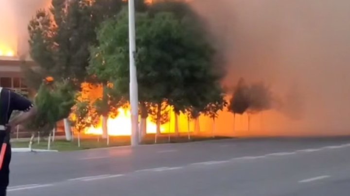 Сильный пожар в торговом комплексе Навоийской области тушили больше часа