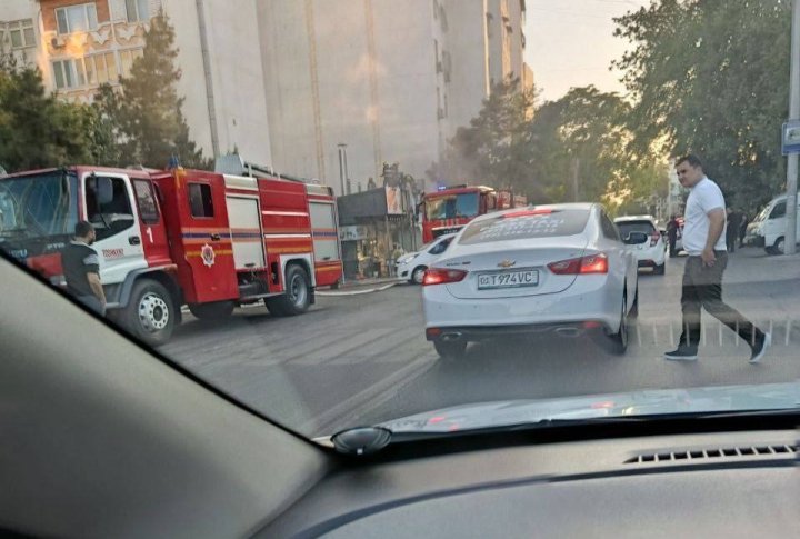 В Юнусабадском районе загорелось кафе