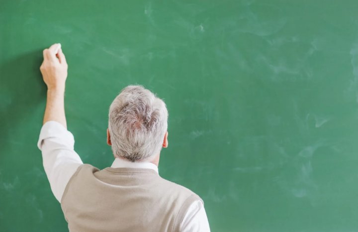 «Я хочу жениться на ней»: В Ташкенте 61-летний учитель 2 года преследовал и домогался ученицы