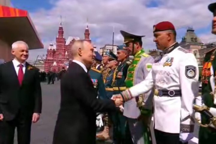 Владимир Путин лично поприветствовал командира парадного расчёта Республики Узбекистан — видео