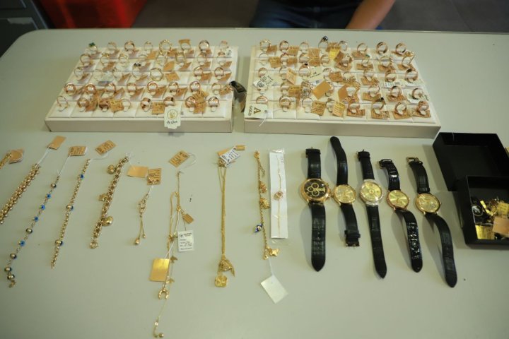 В Джизаке двое мужчин незаконно торговали ювелирными изделиями