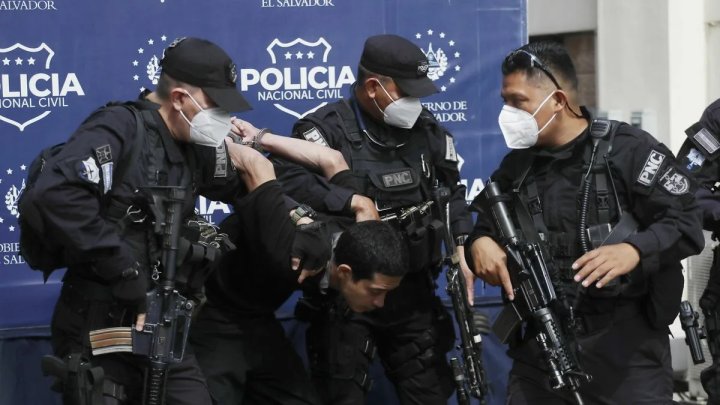 В Сальвадоре задержали узбекистанца за убийство и передали в руки России