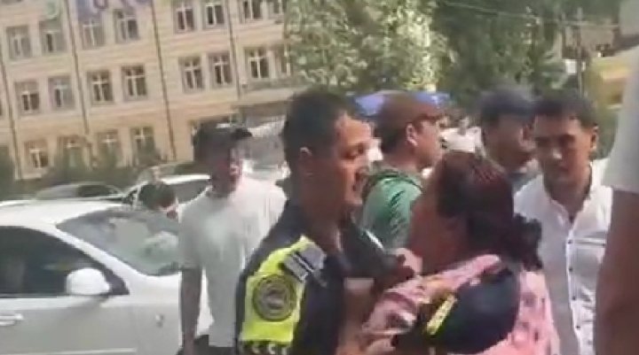 В Денау женщины избили сотрудников ДПС