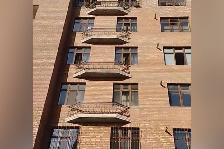 В Ташкенте построили дома с балконами, на которые нельзя выйти — видео