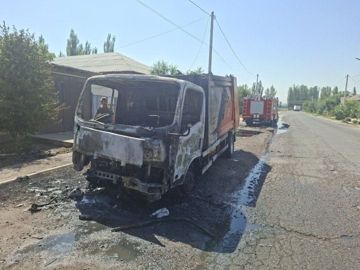 В Ташкентской области сгорел мусоровоз