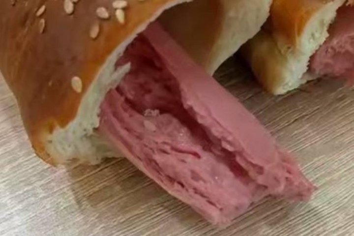 В Узбекистане назвали причину появления червей в сосисках