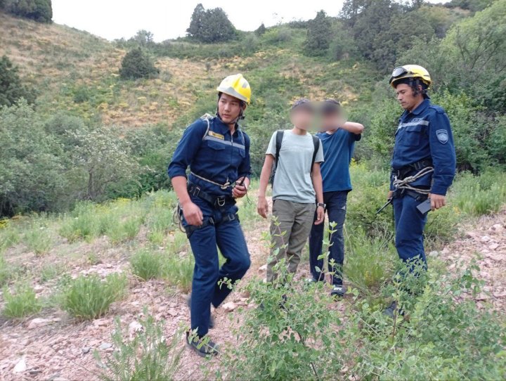 Спасатели нашли заблудившихся туристов в горах Чимгана