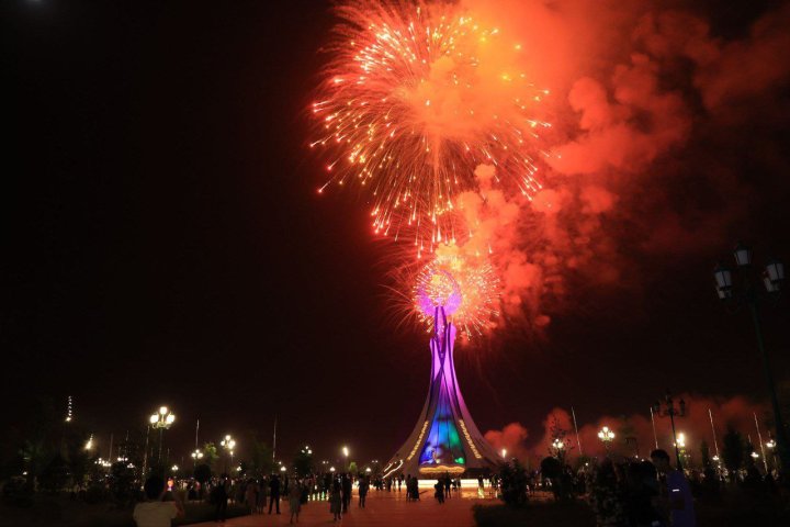 Впечатляющий фейерверк озарил Ташкент в честь Дня памяти и почестей