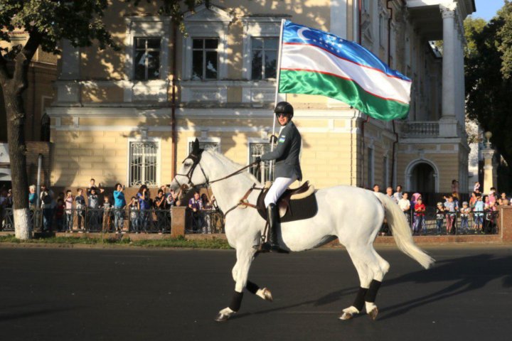 В Ташкенте прошёл конный парад, приуроченный ко Дню памяти и почестей — видео