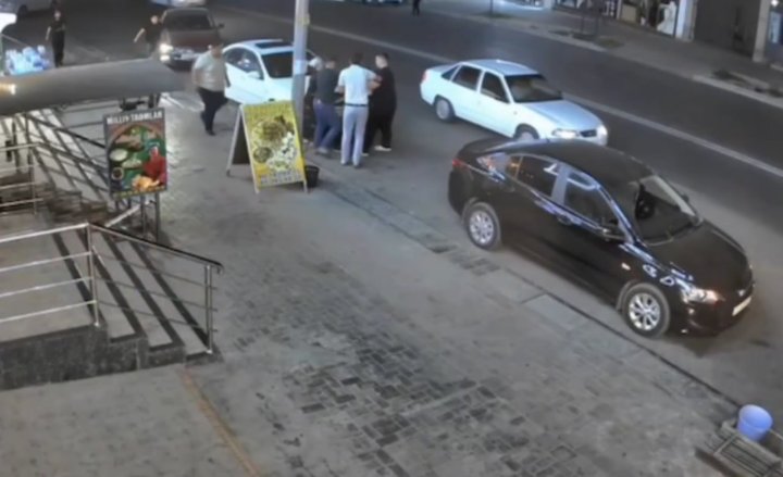 В Самарканде три брата избили водителя скутера