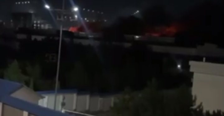 Сильный пожар в Мирабадском районе тушили около трёх часов