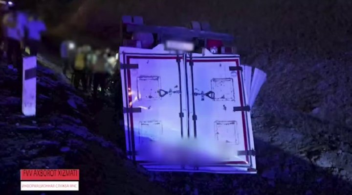 На перевале «Камчик» грузовик опрокинулся в кювет, есть пострадавшие