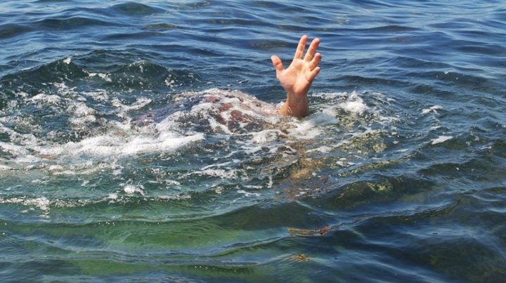 В Янгиере сотрудники МЧС спасли тонущего гражданина