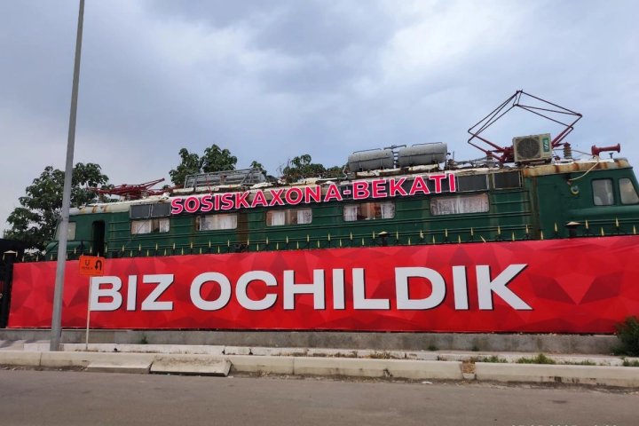 Ташкентский музей железнодорожной техники убрал вывеску «Сосискахона» после критики