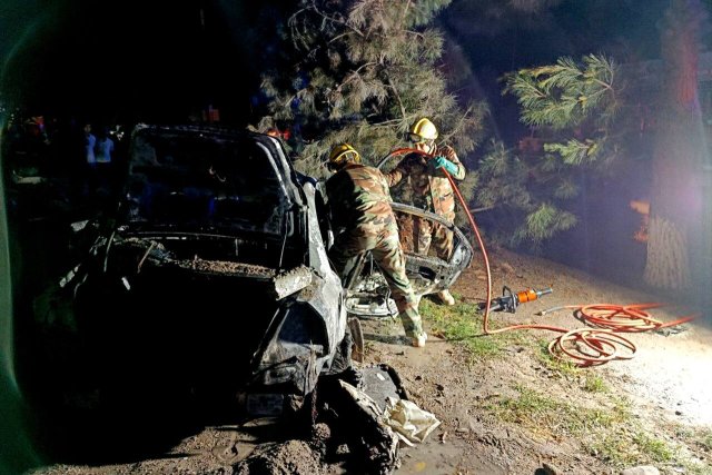 В Намангане парень заживо сгорел в машине после столкновения с деревом — видео