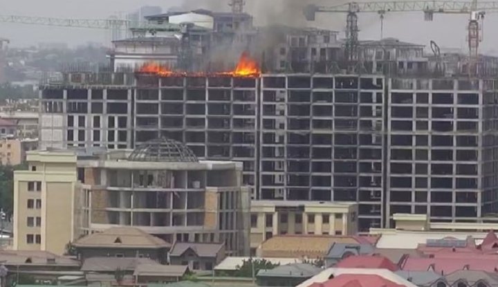 В Яшнабадском районе горит 11-й этаж строящегося дома