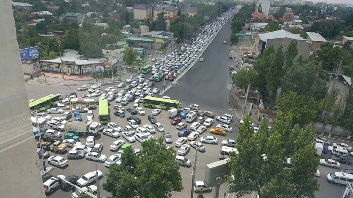 В Узбекистане развернулись споры по программе избавления столицы от пробок