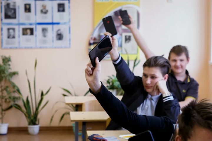 Стало известно, почему в Ташкенте начали проверять телефоны школьников