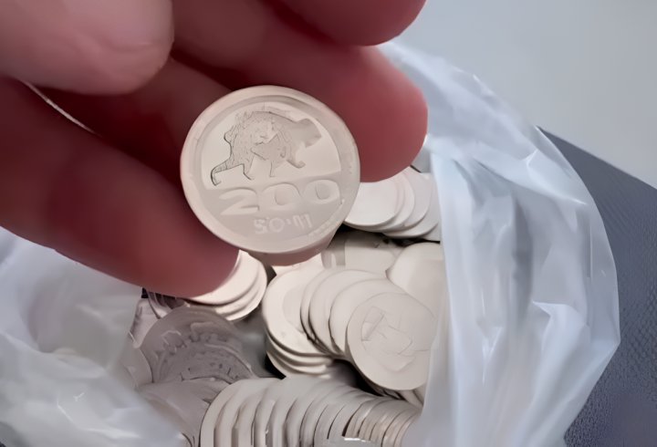 Пенсионерам из Навои начали выдавать пенсию монетами