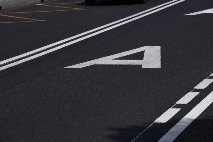 Водителям Узбекистана разрешили ездить по выделенным полосам ночью