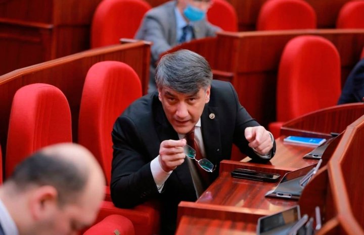 Алишер Кадыров требует проверить деятельность Россотрудничества в Узбекистане после увольнения учителя за «Катюшу» и «Смуглянку»