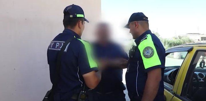 В Бухаре пьяный таксист дал взятку сотруднику ДПС