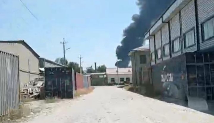 На тушение сильного пожара в Сергелийском районе ушло 2,5 часа