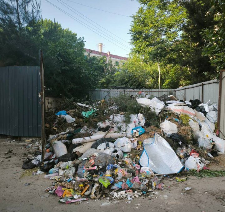 Жители массива Сергели-4 пожаловались на свалку мусора рядом с их домами