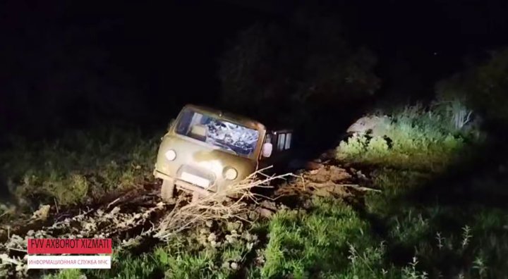 В Ташкентской области сотрудники МЧС пришли на помощь водителю автомобиля «УАЗ»