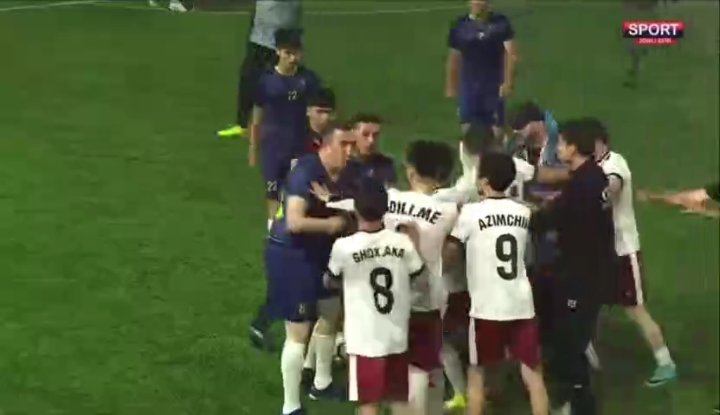 Артисты и блогеры Узбекистана затеяли массовую драку на футбольном матче — видео