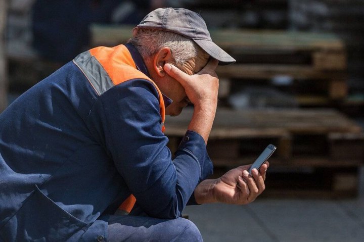 В России предложили запретить мигрантам иметь больше одного номера телефона