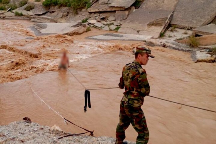 В Кашкадарье мужчина едва не погиб, пытаясь пересечь бушующую реку