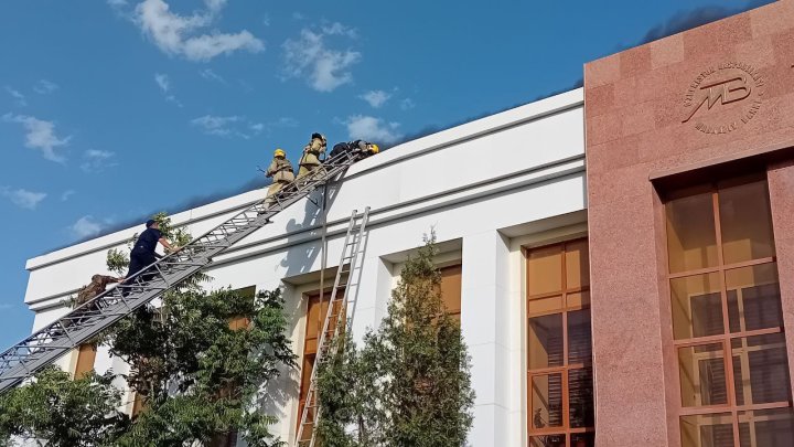 В Ургенче загорелась крыша здания Центрального банка