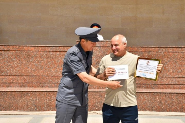 В Ташкенте наградили правоохранителей и гражданина за задержание нападавшего