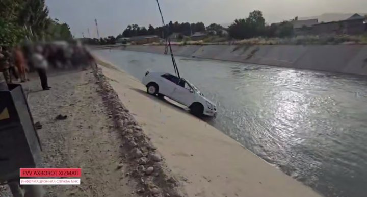 В Сурхандарье сотрудникам МЧС пришлось доставать из канала автомобиль «Cobalt»
