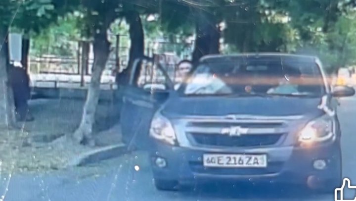 В Ташкенте мужчина посадил ребёнка за руль автомобиля «Cobalt» - видео