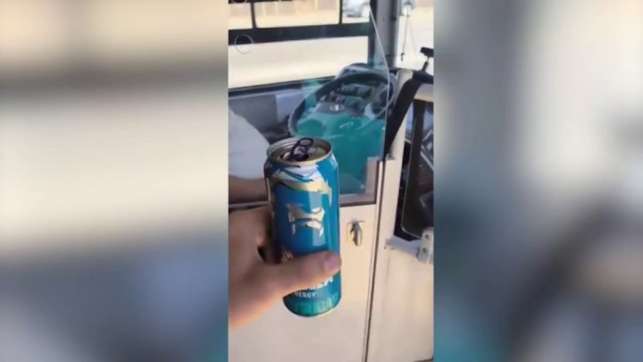 В Ташкенте пассажира выгнали из автобуса из-за банки энергетика — видео