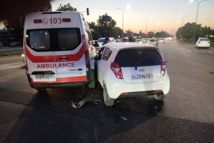 В Ташкенте столкнулись скорая помощь и легковушка