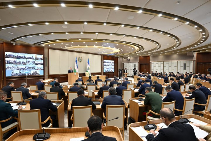 Шавкат Мирзиёев назвал некоторые районные госорганизации «контролерами», а не исполнителями